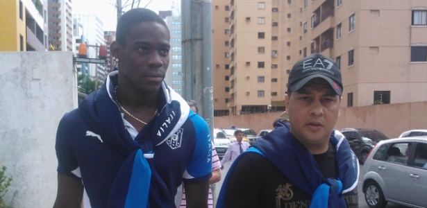 Adilson Barros (dir.) guia Balotelli pelas ruas de Salvador