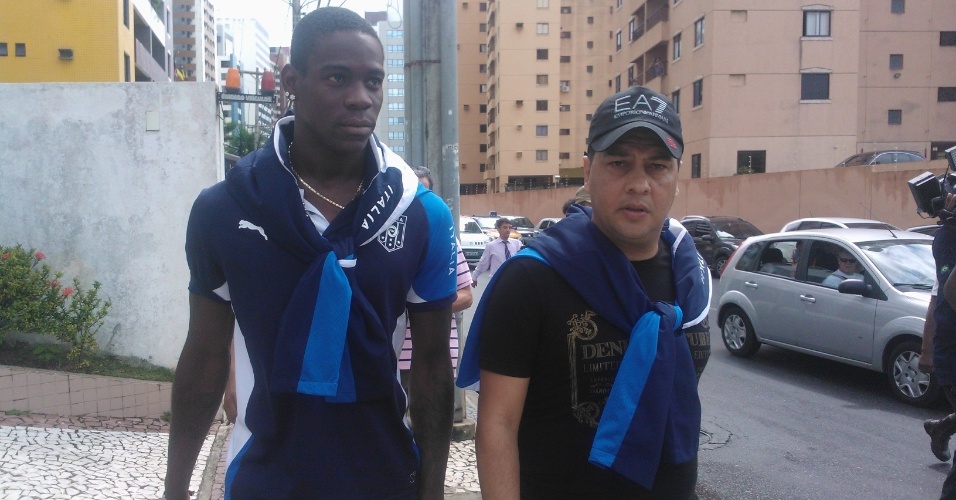 21.jun.2013 - Mario Balotelli ignora clima tenso e sai para caminhar pelas ruas de Salvador