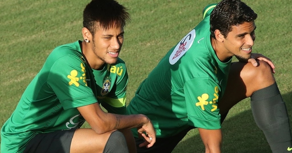 21.jun.2013 - Neymar e Jean participam de treino da seleção brasileira nesta sexta-feira em Salvador