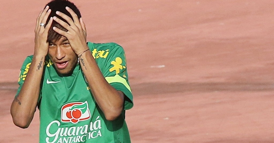 21.jun.2013 - Neymar faz careta durante treinamento da seleção brasileira nesta sexta-feira em Salvador