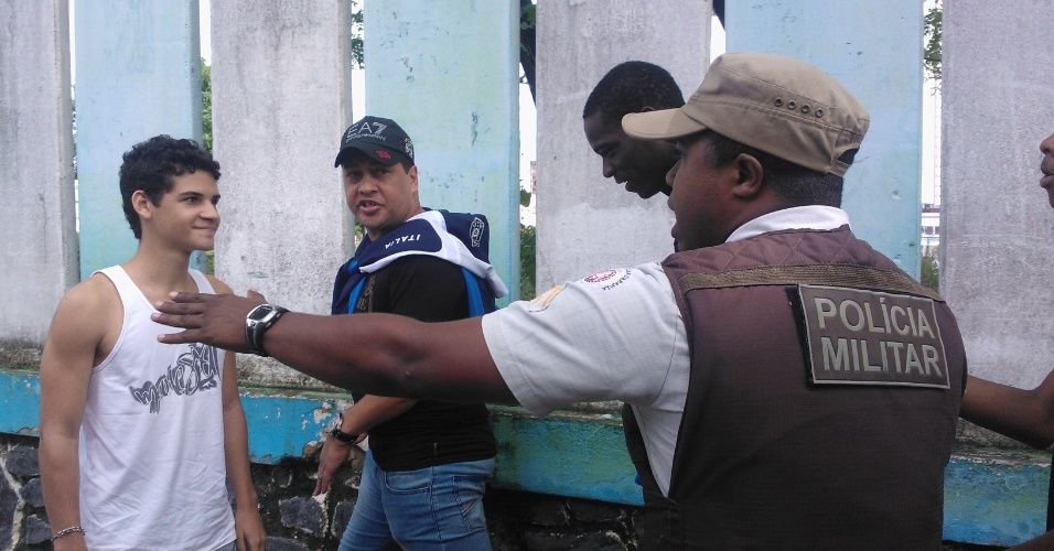 21.jun.2013 - Policial militar faz escolta para o atacante Mario Balotelli durante passeio pelas ruas de Salvador