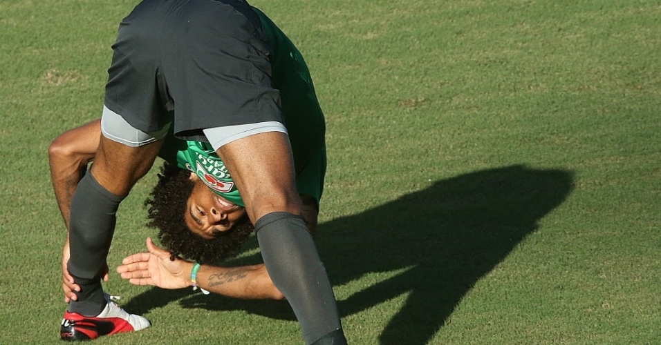 21.jun.2013 - Zagueiro Dante se alonga durante treinamento da seleção brasileira em Salvador
