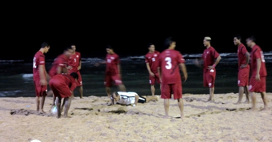 21.jun.2013 Integrante da comissão técnica do Taiti participa de brincadeira durante roda de "altinha" na Praia de Boa Viagem, no Recife