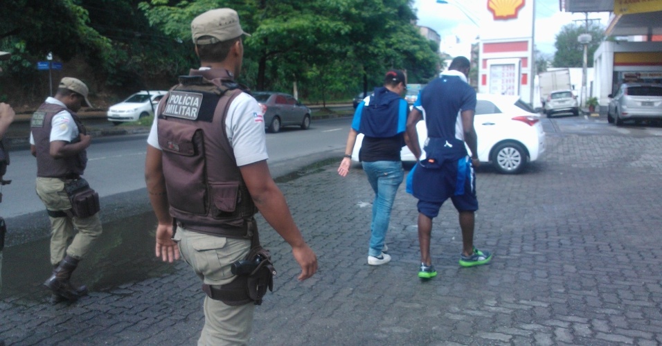 Polícia acompanha italiano Balotelli nas ruas de Salvador