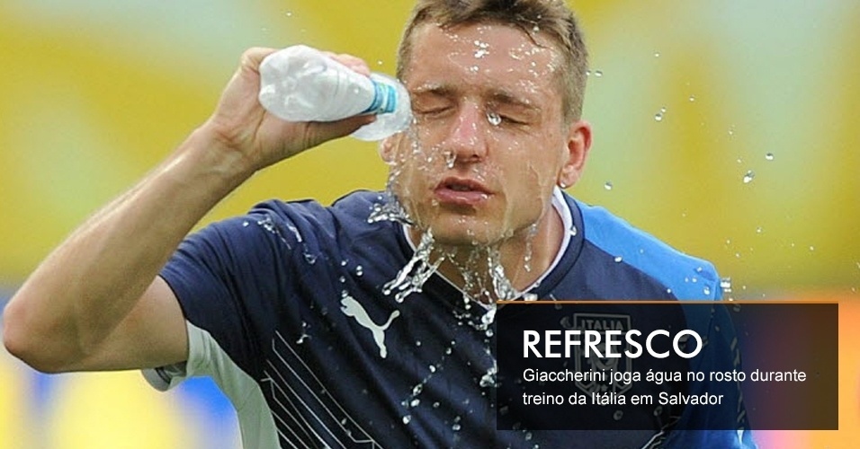 REFRESCO - Giaccherini joga água no rosto durante treino da Itália em Salvador