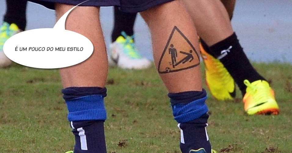 14.jun.2013 - De Rossi mostra sua tatuagem de "carrinho" em treino da Itália para a Copa das Confederações