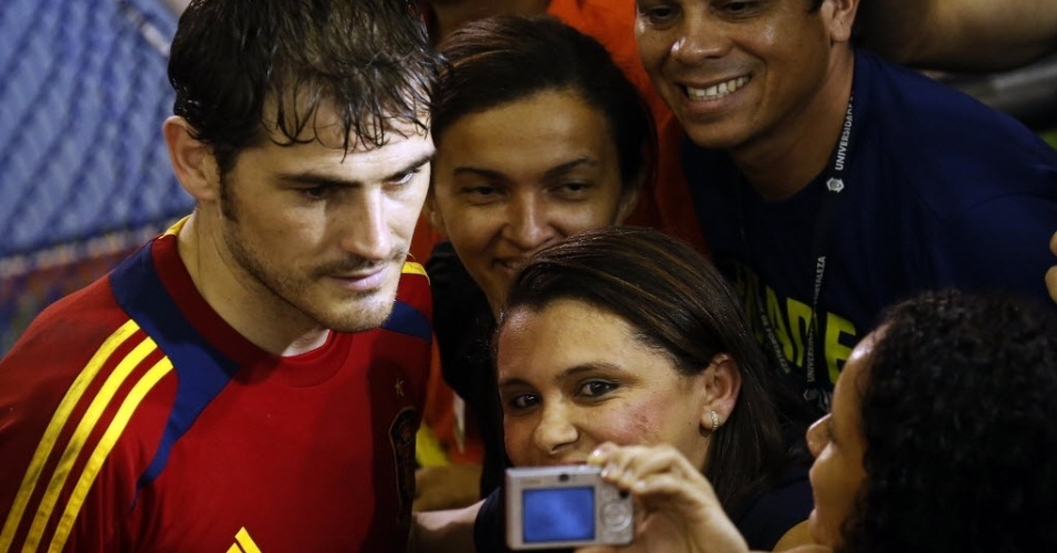 21.jun.2013 - Iker Casillas tira fotos com fãs após treino realizado pela seleção espanhola em Salvador