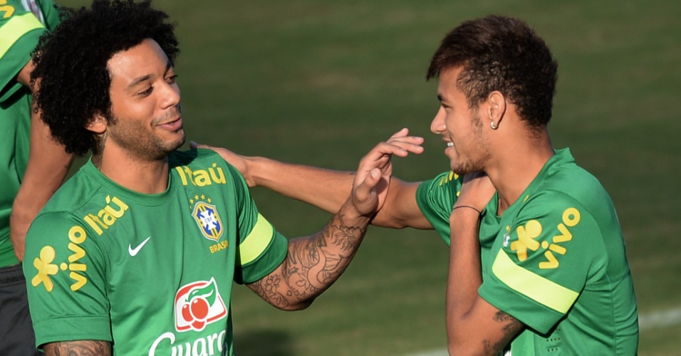 21.jun.2013 - Marcelo e Neymar brincam durante treino da seleção brasileira em Salvador