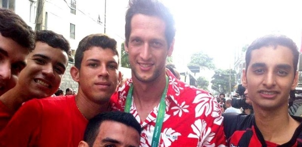 Goleiro Mikael Roche posa com fãs na porta do hotel que a seleção do Taiti está hospedada no Recife