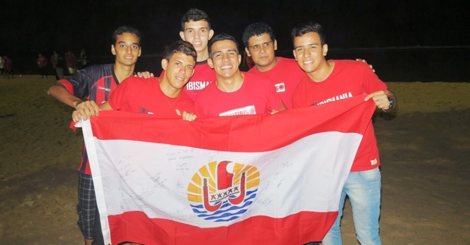 21.jun.2013 Torcedores da "Taitíbis" acompanham treino da seleção taitiana na Praia de Boa Viagem, no Recife