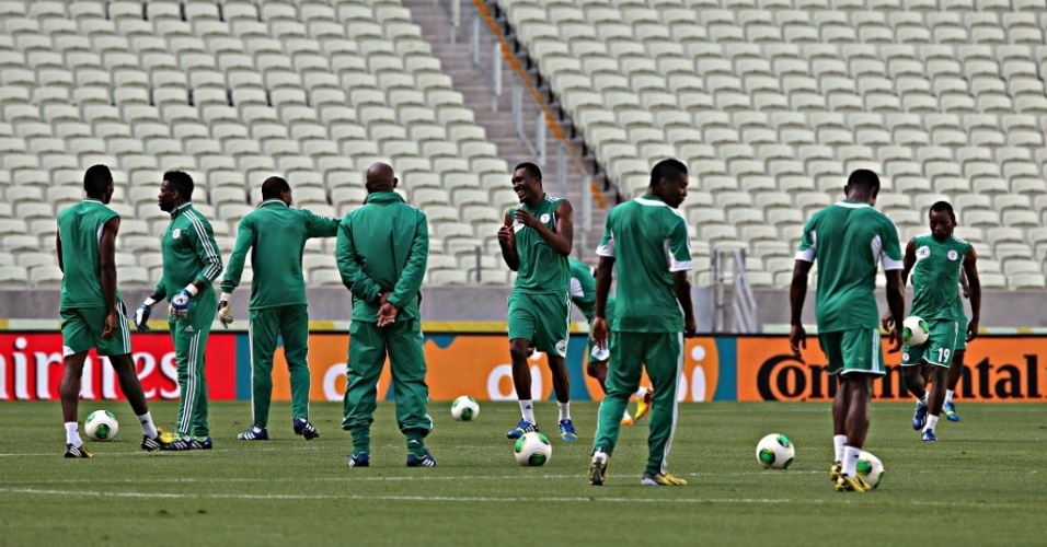 22.06.13 - Jogadores da Nigéria realizam atividade de reconhecimento no estádio Castelão