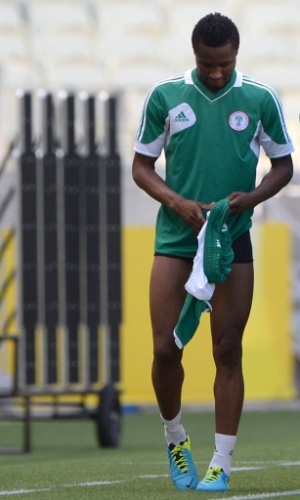 22.06.13 - Mikel anda de cueca durante treino da seleção nigeriana na Arena Castelão