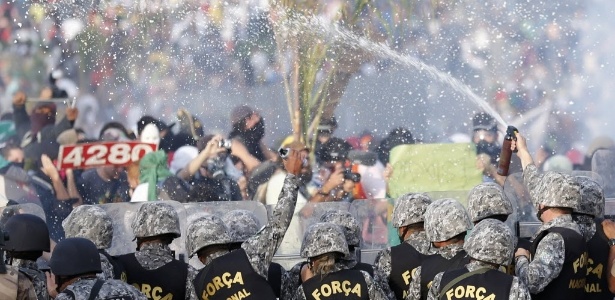 Policiais afastam manifestantes com spray de pimenta no confronto do último sábado em Belo Horizonte