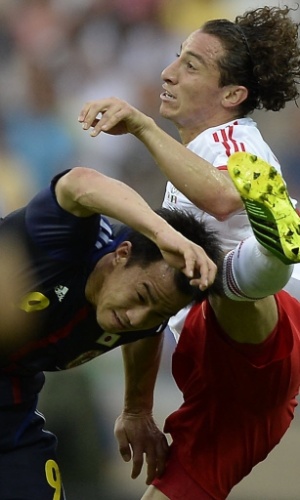22.06.13 - Shinji Okazaki cabeceia o joelho de Andres Guardado na partida entre Japão e México pela Copa das Confederações