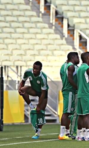 22.06.13 - Técnico da seleção nigeriana orienta jogadores durante atividade da equipe na Arena Castelão