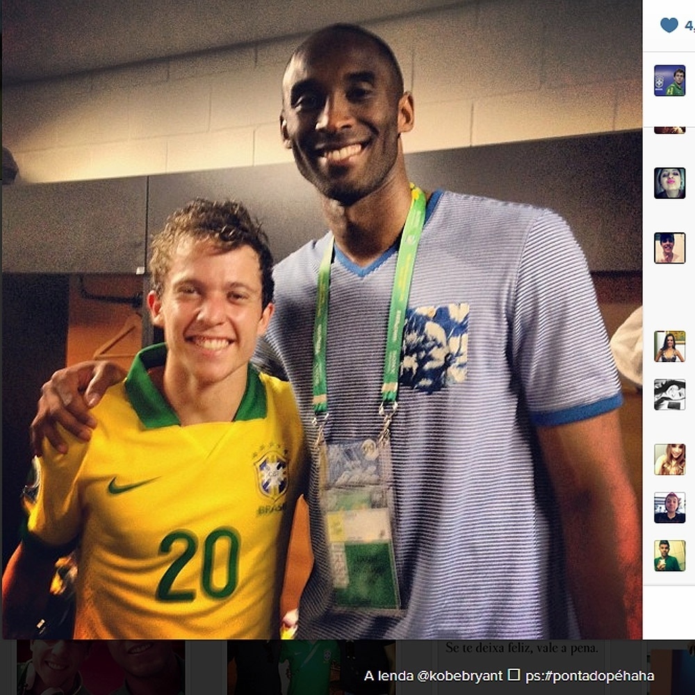 22.jun.2013 - Bernard posa para foto ao lado de Kobe Bryant