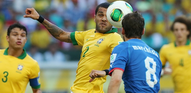 Daniel Alves e Marchisio disputam posse de bola no início do jogo entre Brasil e Itália 