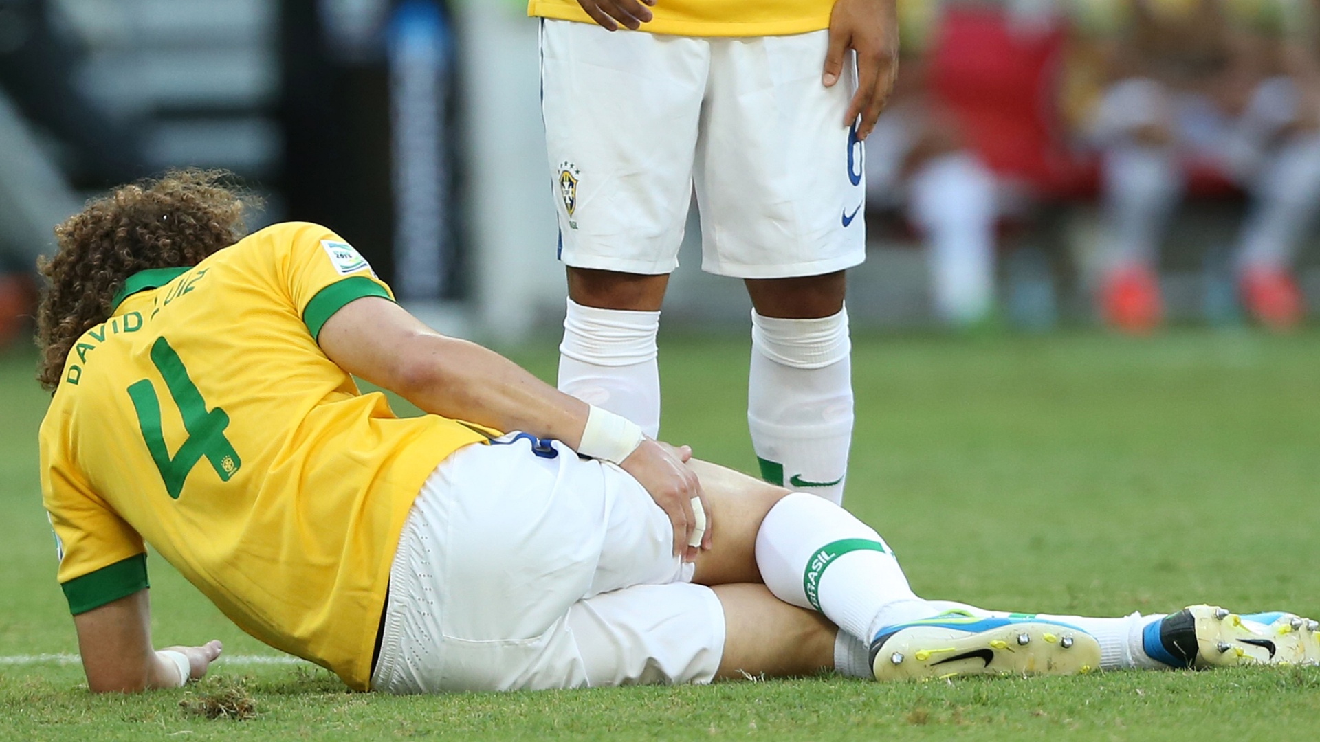 22.jun.2013 - David Luiz sente dores na coxa durante partida entre Brasil e Itália pela Copa das Confederações