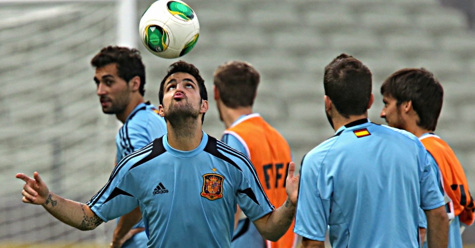 22.jun.2013 - Fábregas se diverte com a bola durante treino da Espanha no Castelão; time se prepara para enfrentar a Nigéria