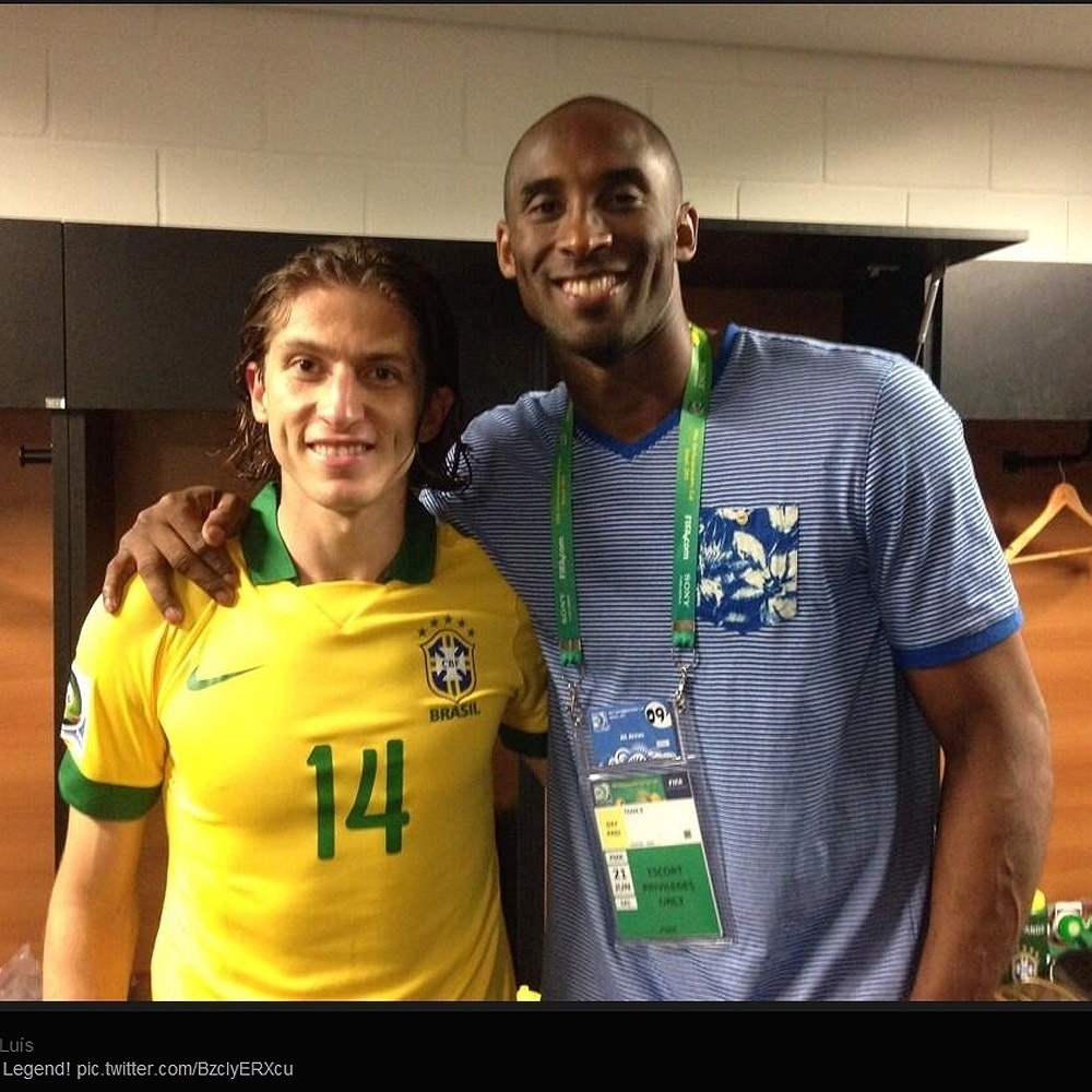 22.jun.2013 - Filipe Luis posa para foto ao lado de Kobe Bryant em Salvador