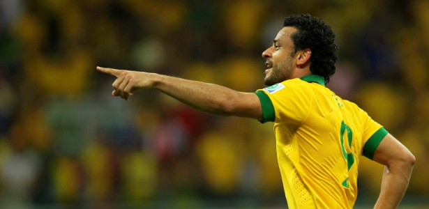 Fred aponta para Marcelo e comemora terceiro gol do Brasil sobre a Itália