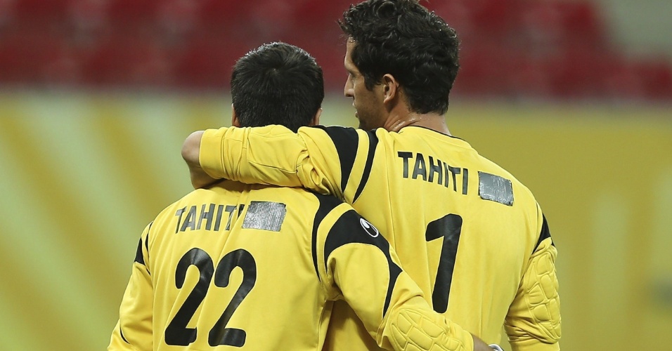 22.jun.2013 - Goleiros do Taiti Xavier Samin (e) e Mikael Roche se abraçam durante treino na Arena Pernambuco; time se prepara para enfrentar o Uruguai