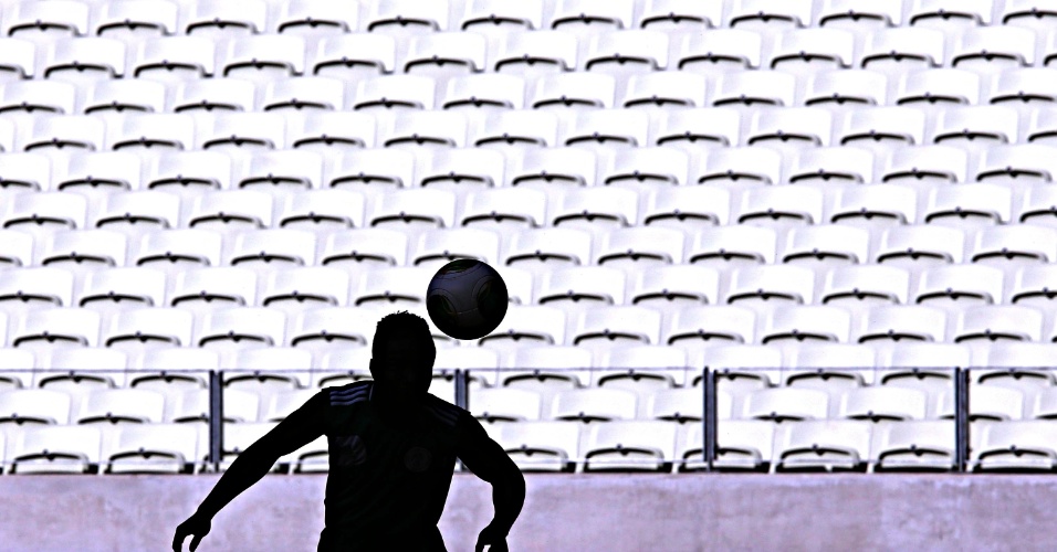 22.jun.2013 - Jogador da Nigéria é fotografado durante treino no Castelão. Time africano se prepara para enfrentar a Espanha na Copa das Confederações