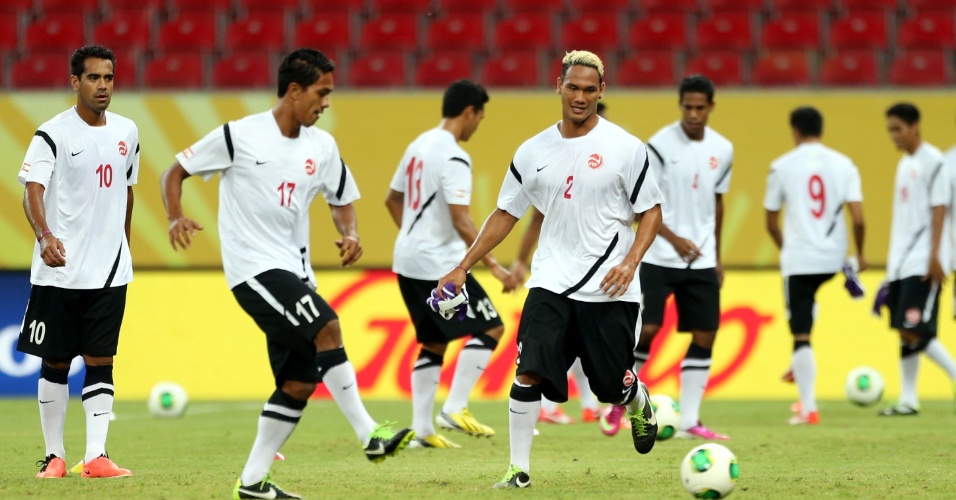 22.jun.2013 - Jogadores do Taiti treinam na Arena Pernambuco visando ao jogo de domingo contra o Uruguai
