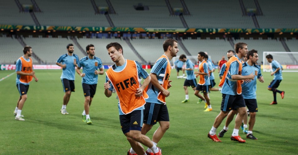 22.jun.2013 - Jogadores fazem aquecimento durante treino da Espanha no Castelão; time se prepara para enfrentar a Nigéria
