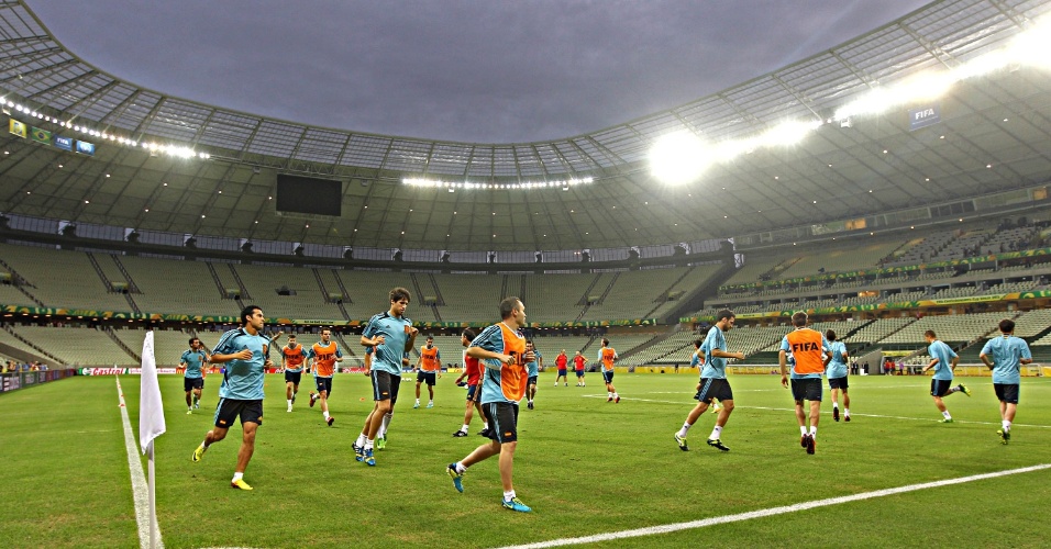 22.jun.2013 - Jogadores fazem aquecimento durante treino da Espanha no Castelão; time se prepara para enfrentar a Nigéria