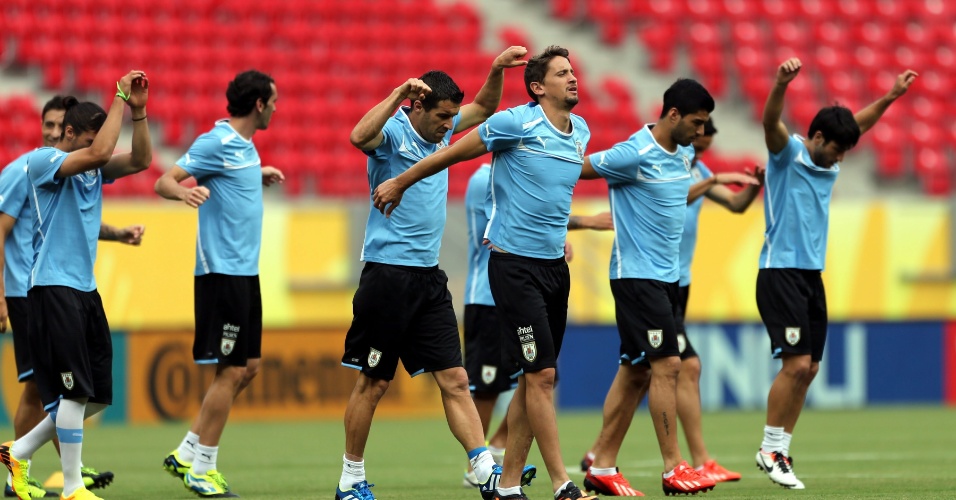 22.jun.2013 - Jogadores fazem aquecimento durante treino do Uruguai na Arena Pernambuco (Recife); time se prepara para enfrentar o Taiti, no domingo
