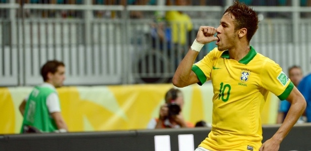 Neymar comemora após marcar de falta para o Brasil contra a Itália; camisa 10 decidiu outra vez