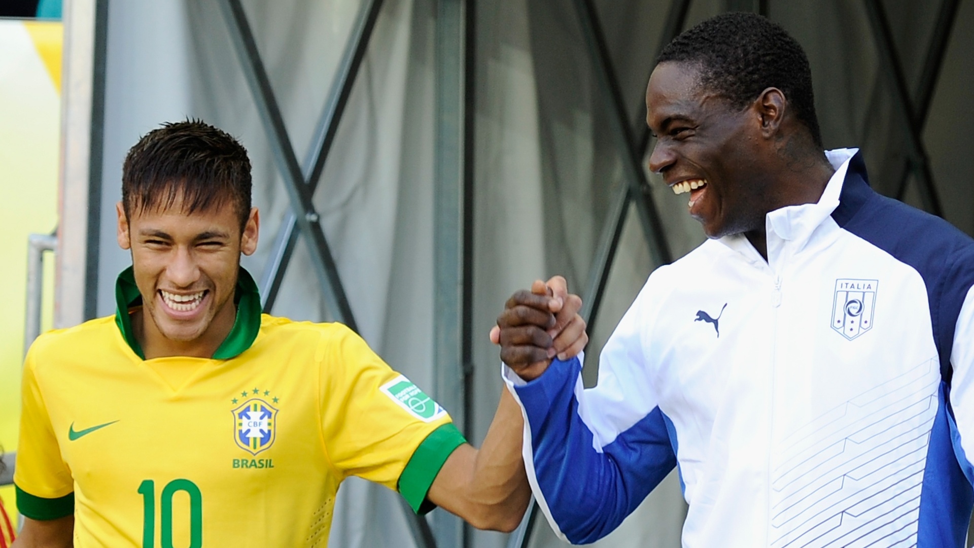 22.jun.2013 - Neymar e Balotelli brincam antes de jogo entre Brasil e Itália