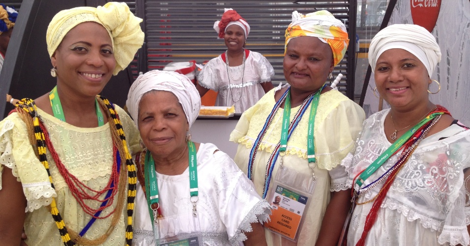 22.jun.2013 - Norma Ferreira vende acarajé na Fonte Nova há 60 anos. Ela posa para foto com cinco de suas filhas