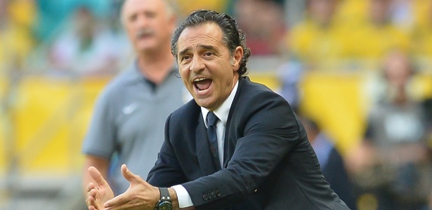 Técnico da Itália, Cesare Prandelli, grita com equipe durante a partida contra o Brasil