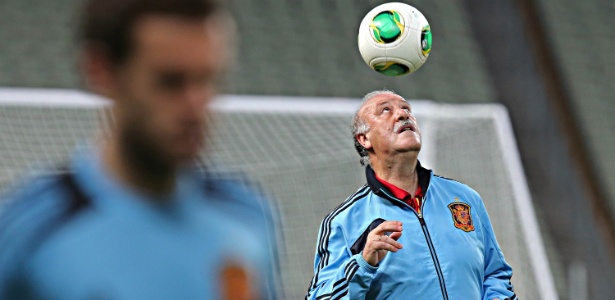 Del Bosque se diverte com a bola durante treino da Espanha no Castelão neste sábado