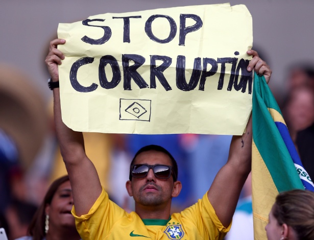 Torcedor exibe cartaz em protesto contra a corrupção durante a Copa das Confederações, em 2013 - Ronald Martinez - 22.jun.2013 - /Getty Images