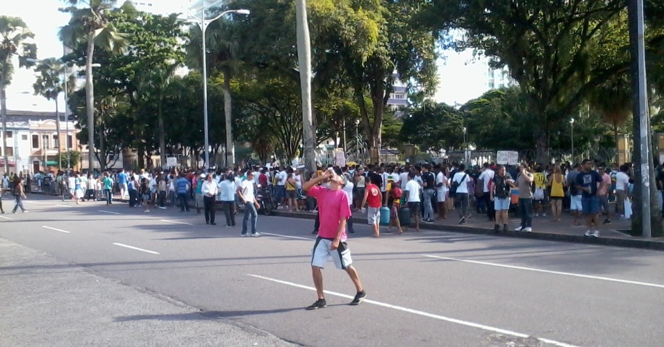 22.junho.2013 - Ápice da manifestação no Campo Grande, que reuniu 600 pessoas e não marchou até a Arena Fonte Nova, onde o Brasil enfrenta a Itália