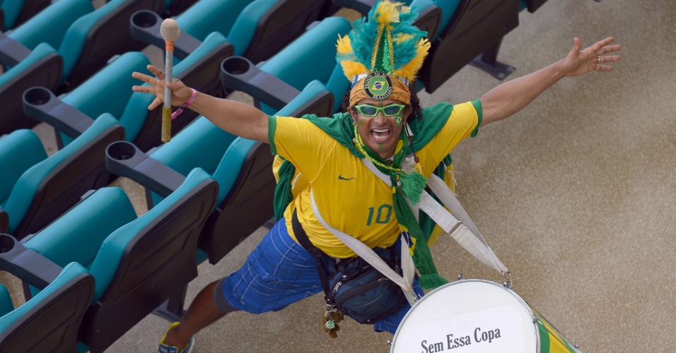 22.junho.2013 - Dentro do estádio, alguns torcedores brasileiros já fazem festa