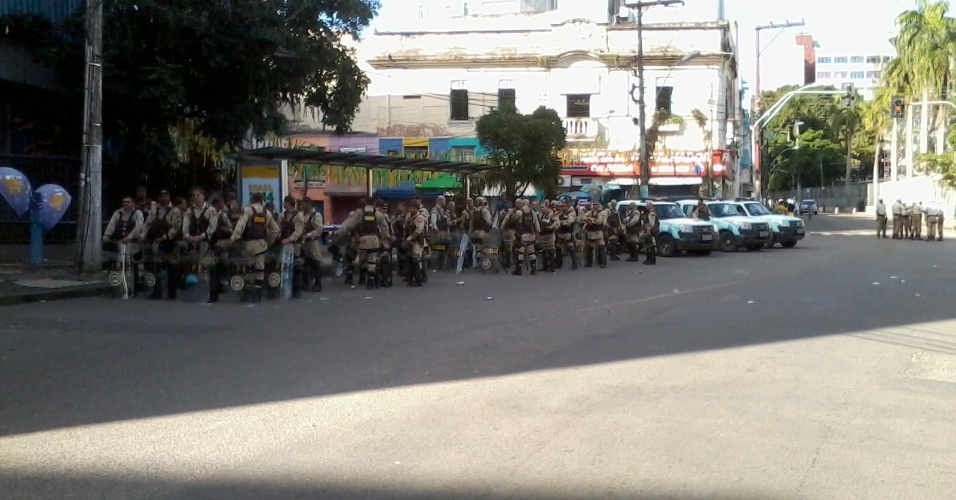 22.junho.2013 - Efetivo de policiais acompanhou a reunião dos manifestantes na praça da Sé, no bairro Campo Grande, que ajudou a frustrar a ida ao estádio