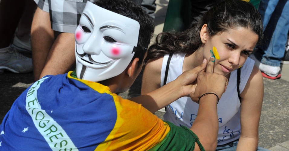 22.junho.2013 - Manifestantes protestam nas cercanias da Arena Fonte Nova antes de partida entre Brasil e Itália pela Copa das Confederações