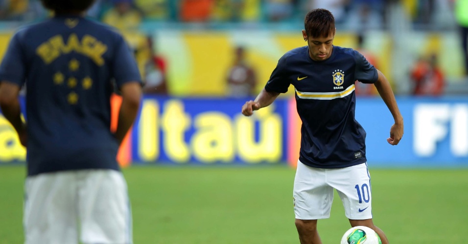 22.junho.2013 - Neymar aquece no gramado da Fonte Nova antes de jogo contra a Itália