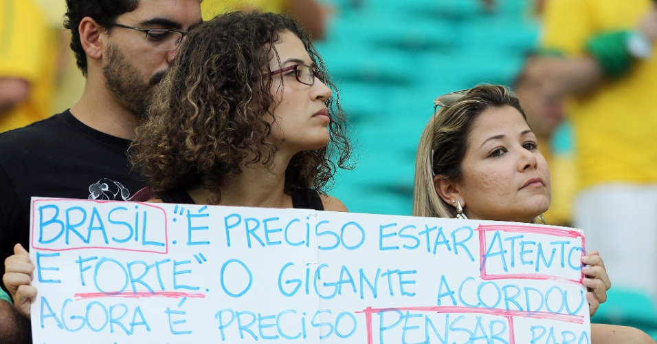 22.junho.2013 - Torcedoras começam a chegar à Arena Fonte Nova e se destacam na arquibancada