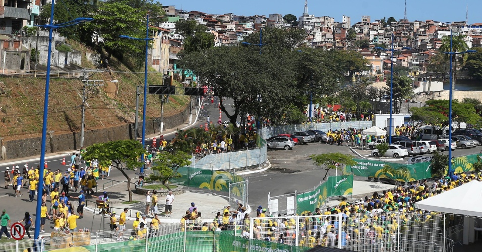 22.junho.2013 - Torcedores chegam ao estádio para ver Brasil x Itália