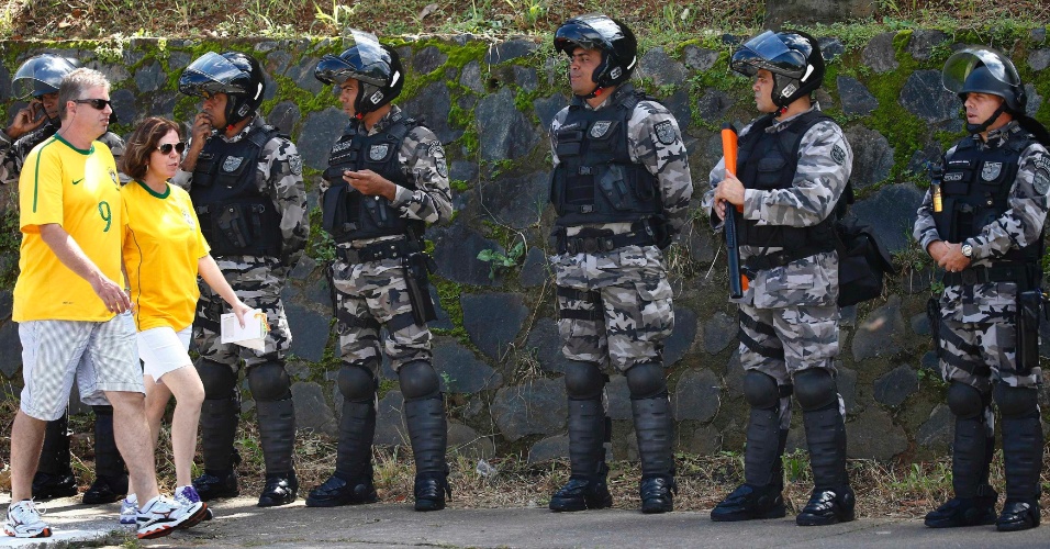22.junho.2013 - Torcedores chegam para ver Brasil x Itália sob forte segurança policial em Salvador