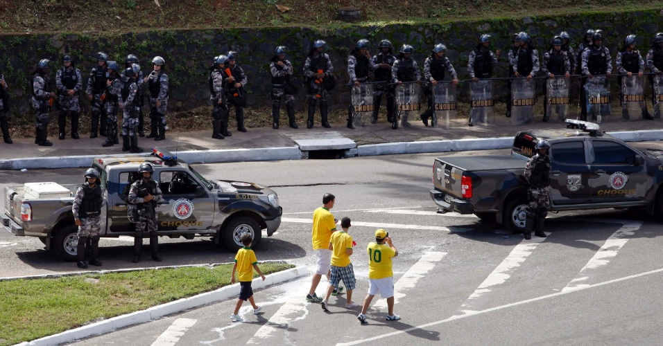 22.junho.2013 - Torcedores chegam para ver Brasil x Itália sob forte segurança policial em Salvador