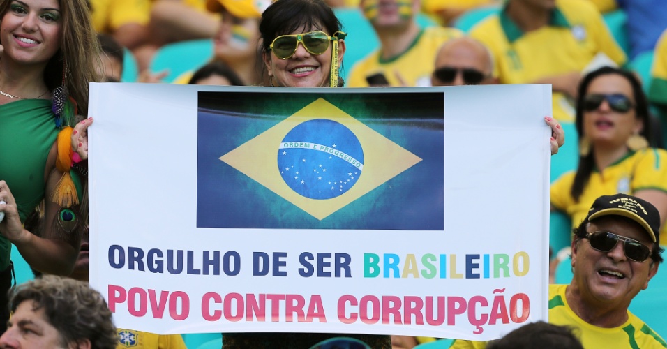 22.junho.2013 - Torcedores protestam nas arquibancadas da Arena Fonte Nova