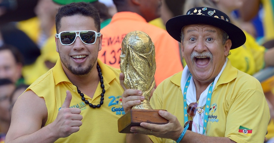22.junho.2013 - Torcida do Brasil equipada até com a taça do mundo para jogo contra a Itália