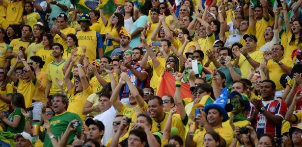 Torcida do Brasil faz festa antes de jogo contra a Itália - AFP PHOTO / VANDERLEI ALMEIDA
