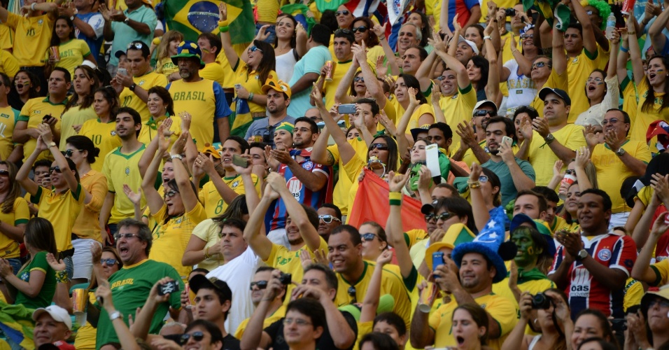 22.junho.2013 - Torcida do Brasil faz festa antes de jogo contra a Itália